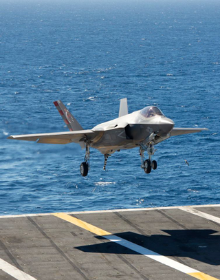 Illustration for article titled Espectaculares imágenes del F-35C en pruebas sobre un portaaviones